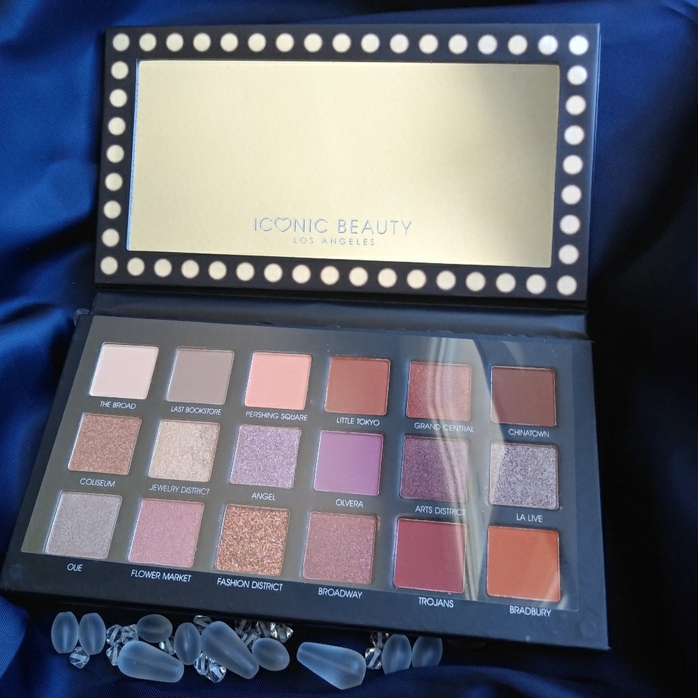 18 color eyeshadow palette - Picture 3 of 7
